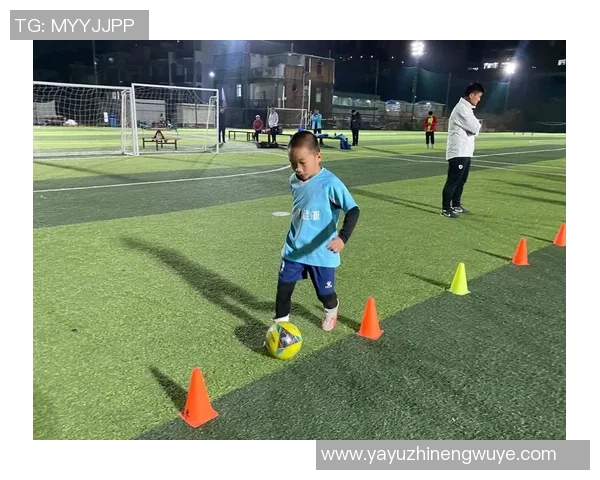 足球球星刻苦加练彰显拼搏精神激励年轻一代奋勇追梦